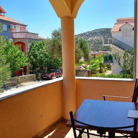 Apartments Antonija - Fitness Vinišće エクステリア 写真