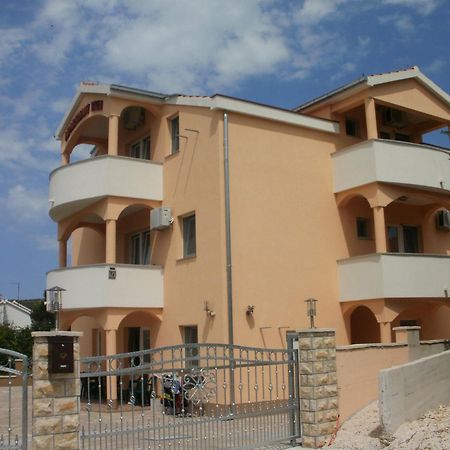 Apartments Antonija - Fitness Vinišće エクステリア 写真