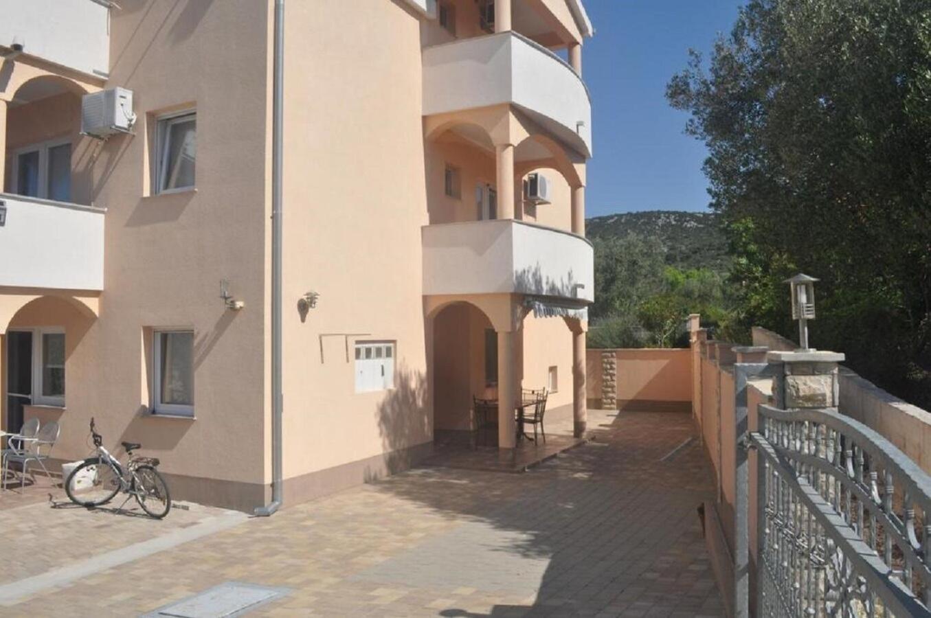Apartments Antonija - Fitness Vinišće エクステリア 写真