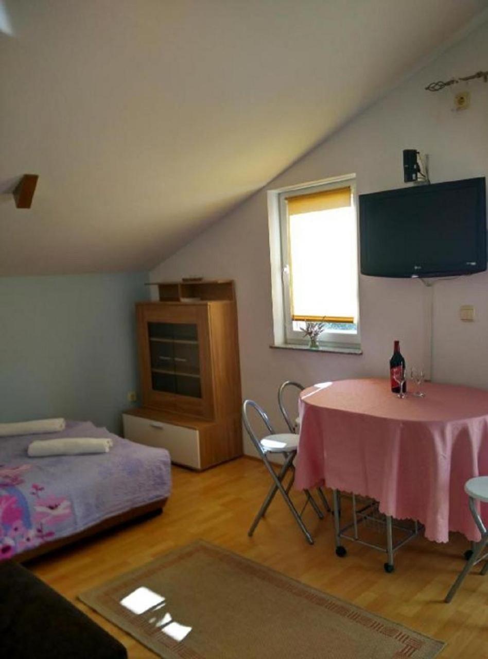 Apartments Antonija - Fitness Vinišće エクステリア 写真