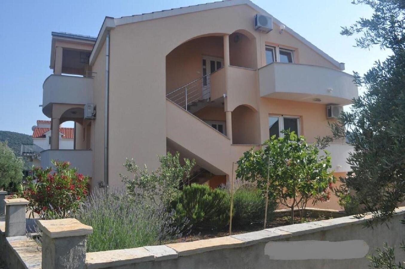 Apartments Antonija - Fitness Vinišće エクステリア 写真