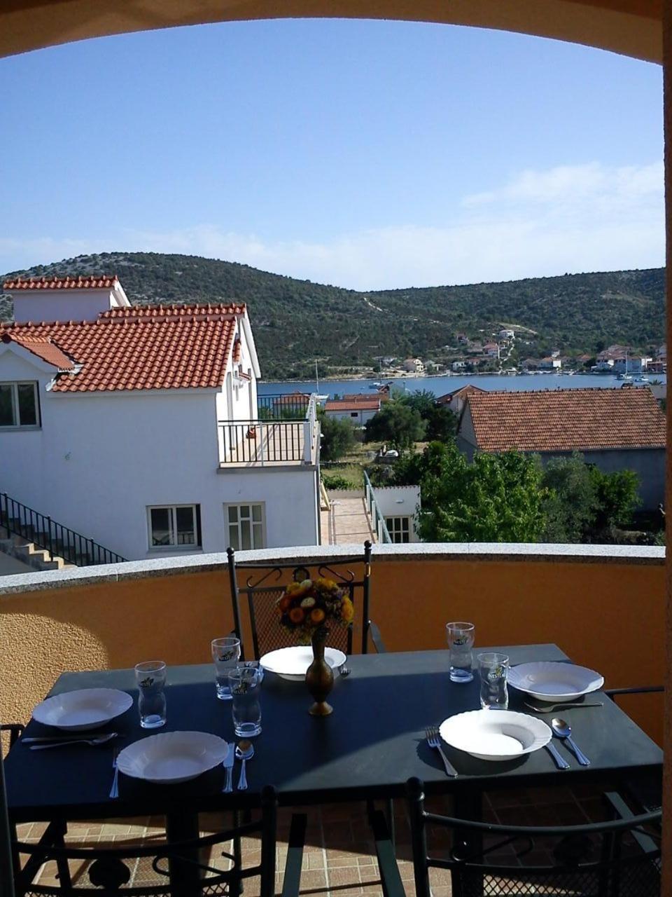 Apartments Antonija - Fitness Vinišće エクステリア 写真