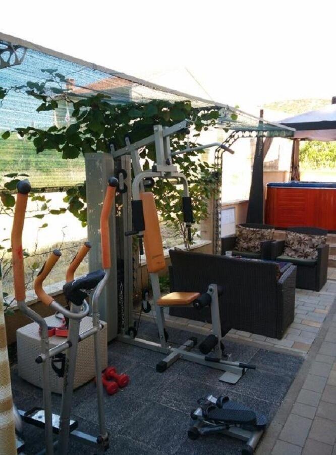 Apartments Antonija - Fitness Vinišće エクステリア 写真